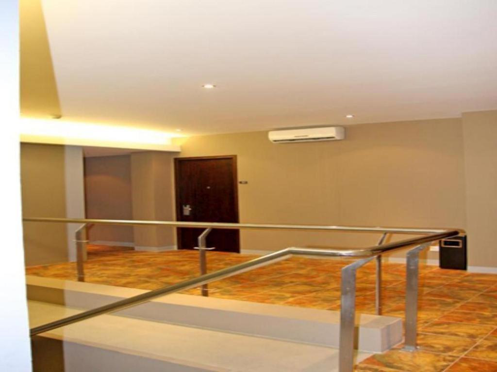 Plan B Hotel Паданг Экстерьер фото