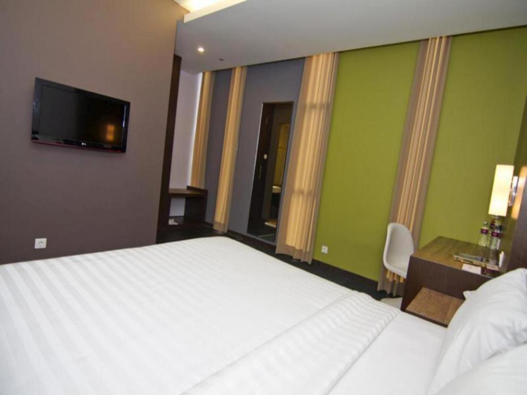 Plan B Hotel Паданг Экстерьер фото